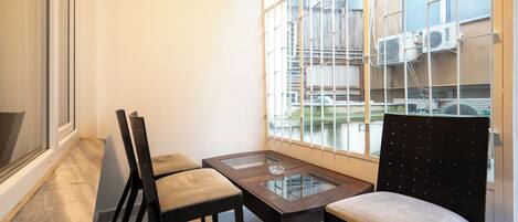 Apartment, 2 Bedrooms, Balcony, Garden View | Living room | Books