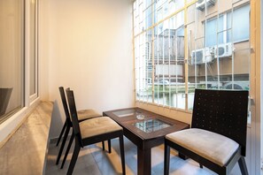 Departamento, 2 habitaciones, balcón, vista al jardín | Sala de estar | Libros 