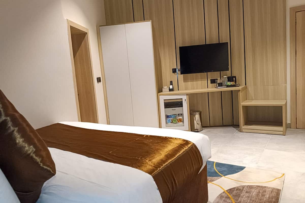 Suite Deluxe | 1 habitación, caja de seguridad en la habitación y escritorio