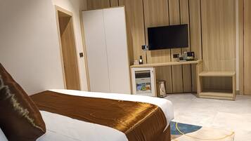 Deluxe Suite | In-room safe, desk, laptop workspace, soundproofing