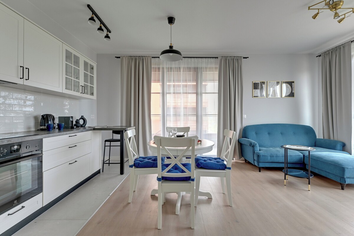 Comfort Apartment, 1 Bedroom, Courtyard View | Living area | 40-inch flat-screen TV with cable channels, TV, Netflix