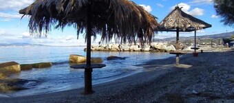 A cottage with panoramic views, nestled between the sea, nature, and relaxation.