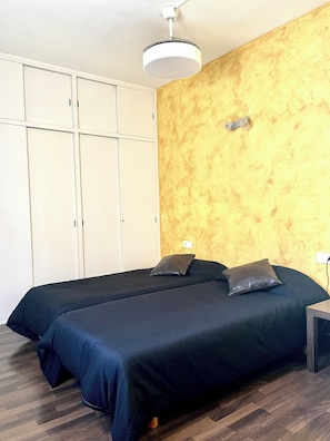 3 bedrooms, iron/ironing board, WiFi - Apartment in Barcelona center offer! (Barcelona)