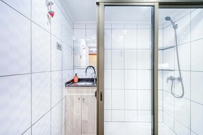 Shower, hair dryer, towels