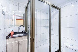 Dusj, hårføner og håndklær