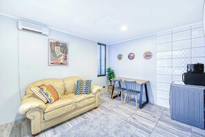 TV - Studio Capital - Subway & AC (Providencia)