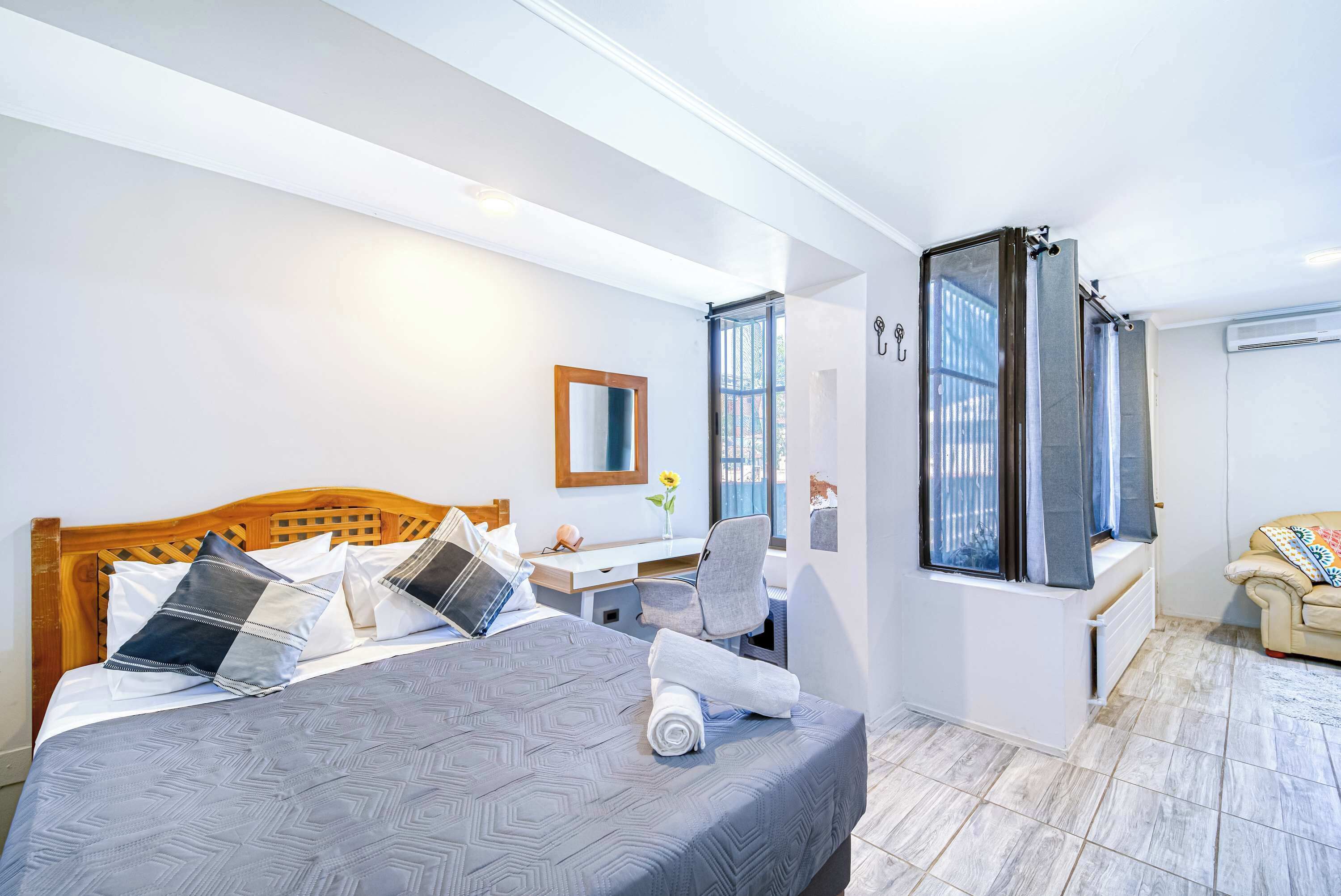 Tabla de planchar con plancha, wifi, ropa de cama