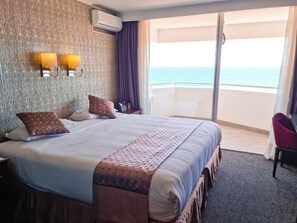 In-room safe, desk, laptop workspace, blackout drapes - HOTEL ESPACIO OX & CONVENTION CENTER (Iquique)