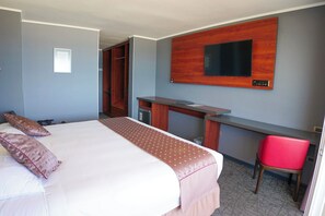 Standard Triple Room, Balcony, Sea View | In-room safe, desk, laptop workspace, blackout curtains - HOTEL ESPACIO OX & CONVENTION CENTER (Iquique)