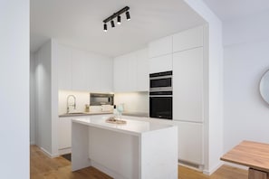 Apartamento, vistas a la ciudad | Cocina privada | Frigorífico grande, microondas, horno y placa de cocina