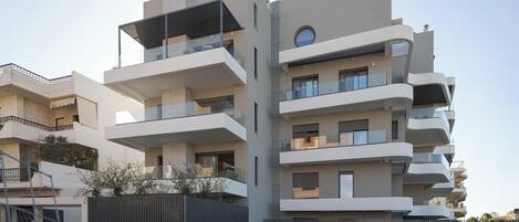 Vista frontal de la propiedad por la tarde o noche