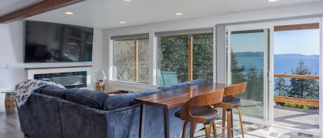 Een smart-tv en een open haard