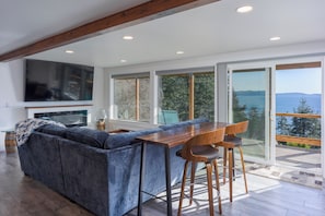 Smart TV, fireplace