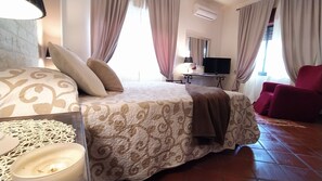 1 bedroom, iron/ironing board, WiFi, bed sheets - Room in panoramic Villino between sea and relaxation with parking (Pellaro)
