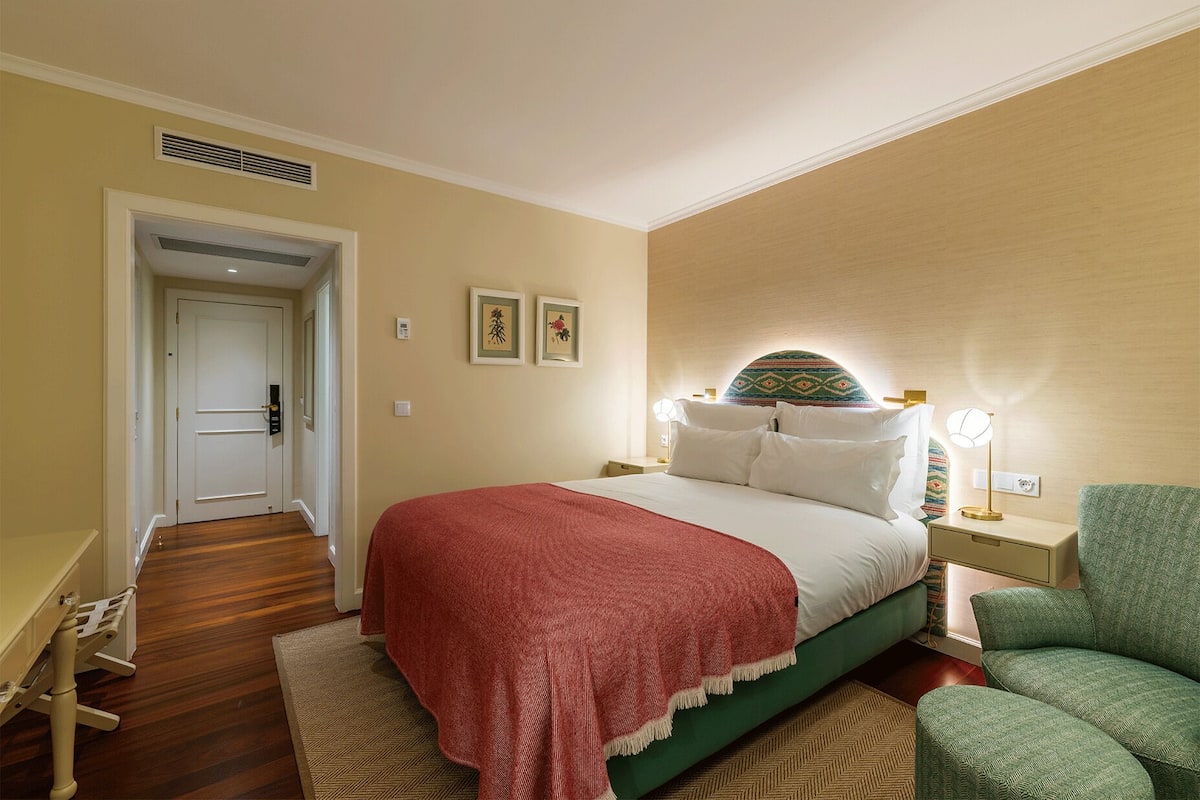 Deluxe Double Room (Partial Sea View) | 1 bedroom, free minibar items, free WiFi, bed sheets
