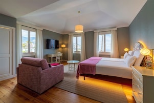 Free minibar items, free WiFi, bed sheets