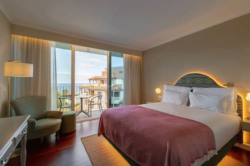 Habitació doble o amb dos llits individuals, balcó (Partial Sea View) | Minibar amb articles gratuïts, wifi gratuïta i roba de llit