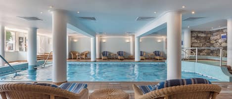 Inomhuspool och utomhuspool