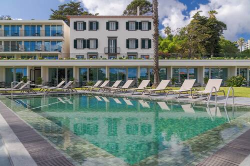 Una piscina cubierta, una piscina al aire libre