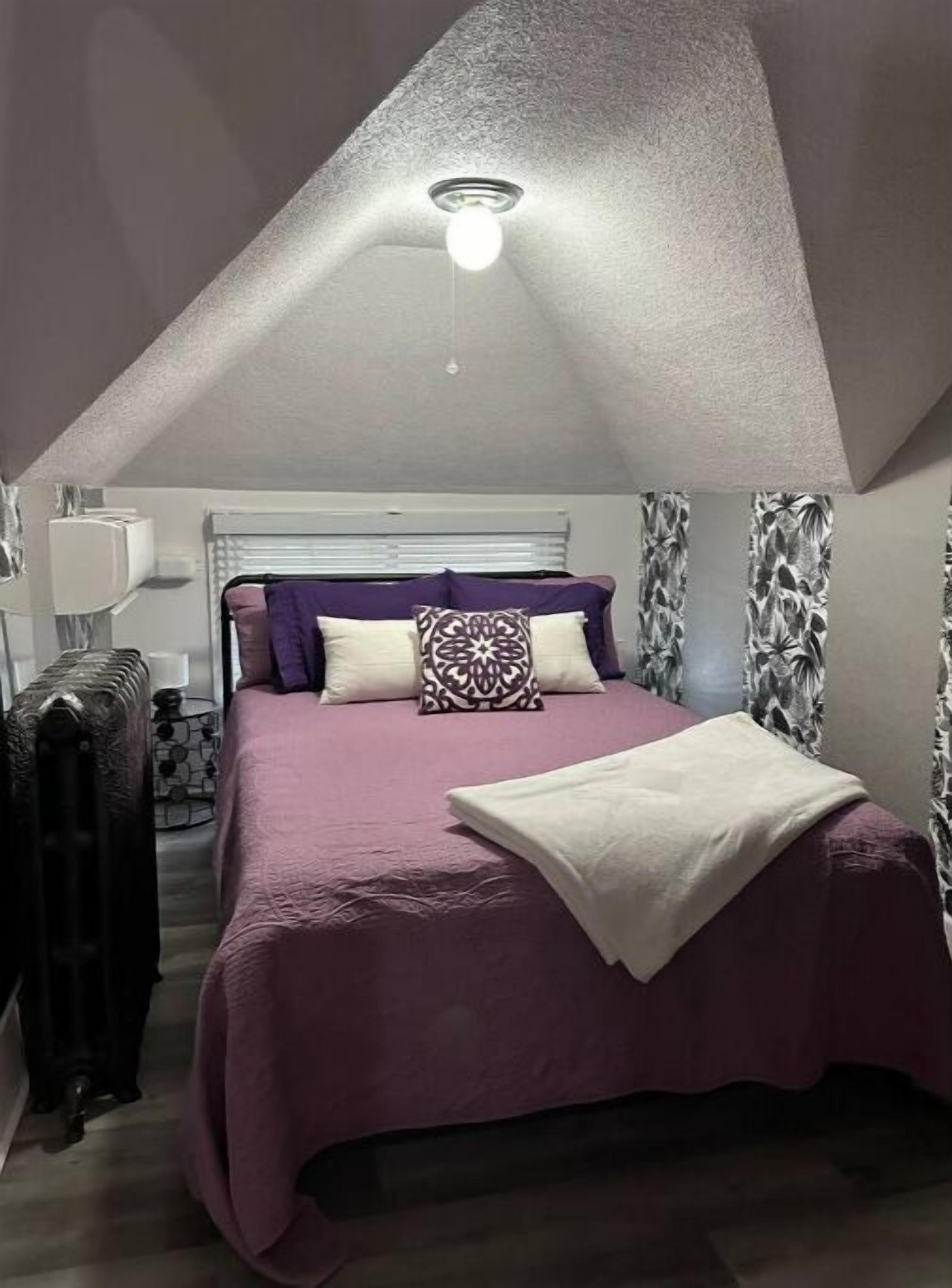 2 bedrooms, desk, WiFi, bed sheets