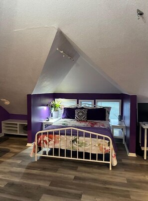 2 bedrooms, desk, WiFi, bed sheets