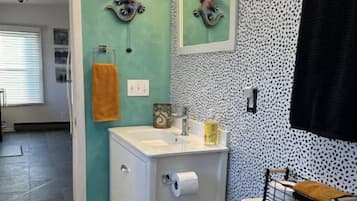 Secador de pelo, toallas, jabón, shampoo