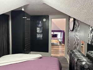 2 bedrooms, desk, WiFi, bed sheets