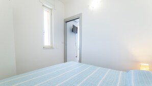 A bedroom with a bed, a window, and a door. - Sea View Apartment Ac Gallipoli (Gallipoli)