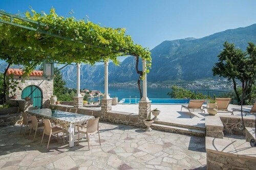 Villa Casa Nostra - Spacious 5-bedroom villa with AC and WiFi in charming Kotor