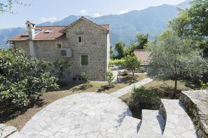 Property grounds - Villa Casa Nostra - Spacious 5-bedroom villa with AC and WiFi in charming Kotor (Kotor)