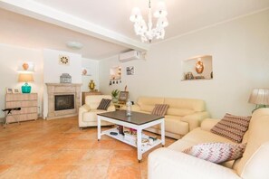 Living area - Villa Casa Nostra - Spacious 5-bedroom villa with AC and WiFi in charming Kotor (Kotor)