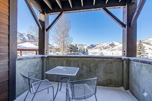 Outdoor dining - Moose Mgmt at Crestview A104: Hot Tub-Parking-Near Shopping and Resorts (Park City)
