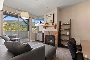 Smart TV, fireplace - Moose Mgmt at Crestview A104: Hot Tub-Parking-Near Shopping and Resorts (Park City)