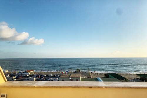 The Window On The Sea - Amazing APT. on the Beach