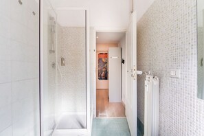 Douche, sèche-cheveux, bidet, serviettes fournies
