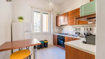 Frigorifero, microonde, forno, piano cottura