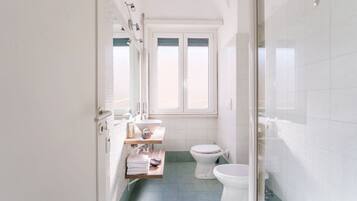Doccia, asciugacapelli, bidet, asciugamani