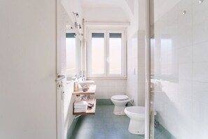 Shower, hair dryer, bidet, towels - HOUSE OF MUSIC in Pigneto, METRO C to Colosseo (Roma)