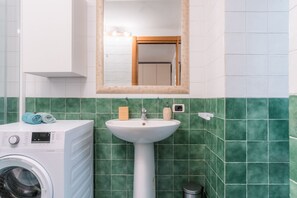 Dusj, hårføner, bidé og sjampo