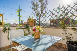 Outdoor dining - Welcome Dhome, Cozy penthouse with St. Peter View (Roma)