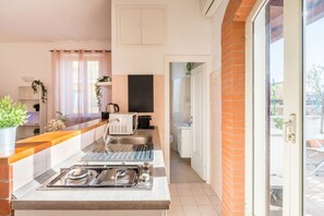 Fridge, microwave, oven, stovetop - Welcome Dhome, Cozy penthouse with St. Peter View (Roma)