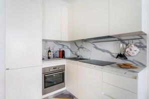 Fridge, microwave, oven, stovetop - White Candle, Elegant Flat Close to Gemelli and City Center (Roma)