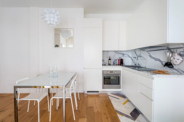 Fridge, microwave, oven, stovetop