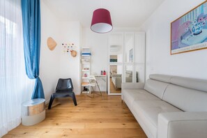 Living area - White Candle, Elegant Flat Close to Gemelli and City Center (Roma)