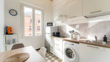 Een koelkast, een microgolfoven, een oven, een kookplaat