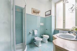 تجهيزات دش، مجففات شعر، مراحيض شطف، شامبو