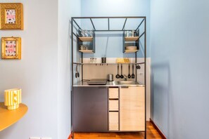 Réfrigérateur, four à micro-ondes, surface de cuisson, cafetière-théière