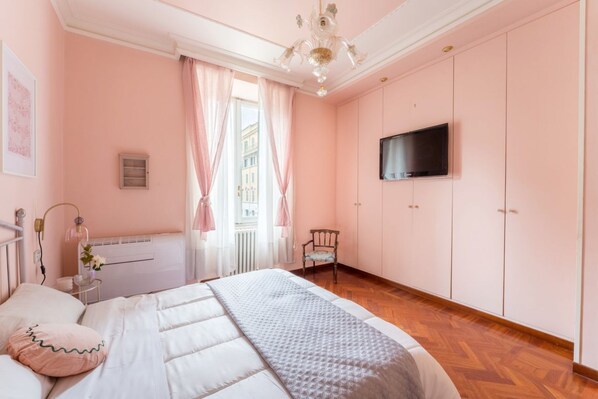 1 chambre, fer et planche à repasser, lit de bébé portatif, Wi-Fi
