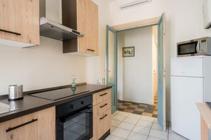 Fridge, microwave, oven, stovetop - Bohome Suite - Ethnic Apt in the Center of Rome (Roma)