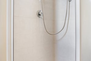 Douche, séchoir à cheveux, bidet, serviettes fournies